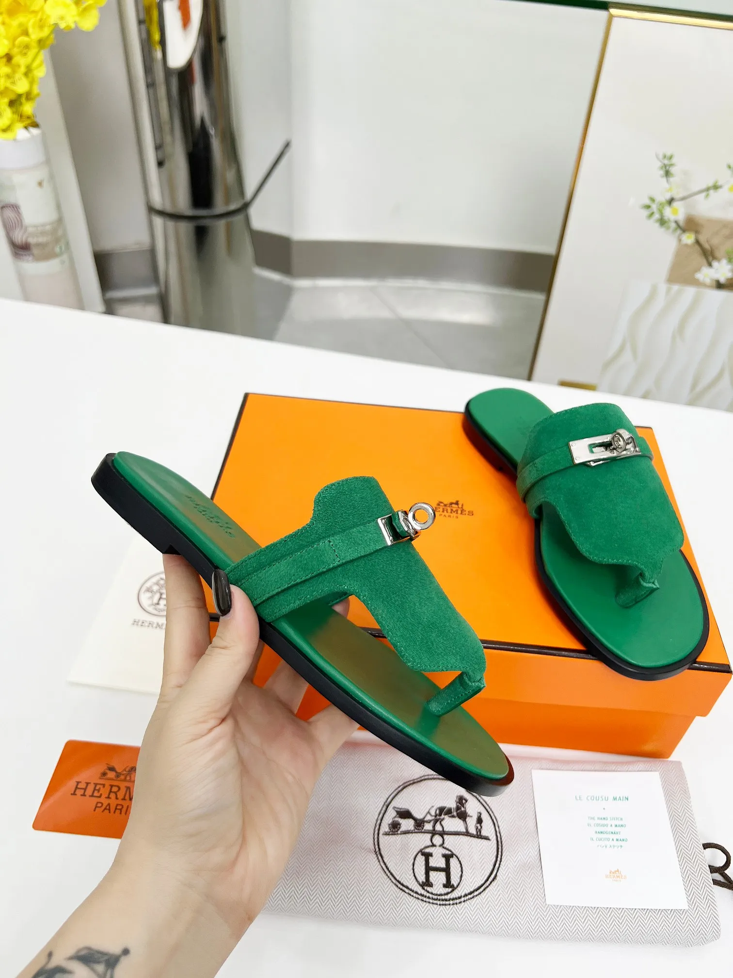 👟👟Ex-factory price 480👟👟 (top version) 👫Hermes ❗️❗️Original purchase and development⚠️ A must-have artifact for daily home, travel and vacation🉑 in spring and summer. High-end quality Code number: 35-40 (41/42 can be customized)